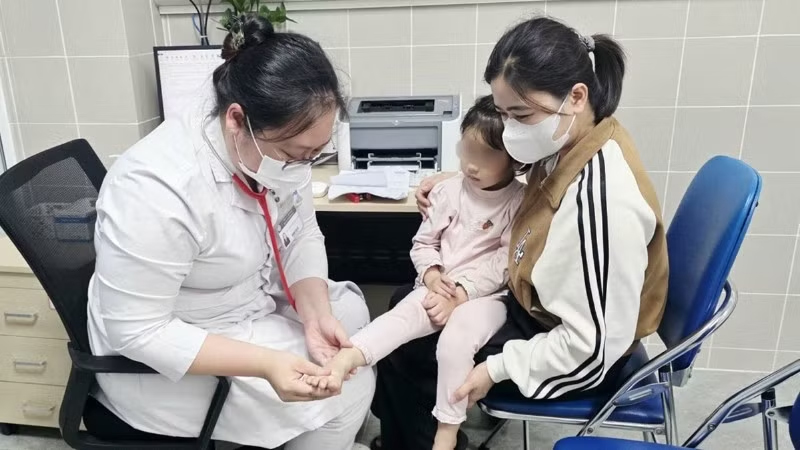 Bệnh tay ch&acirc;n miệng v&agrave;o m&ugrave;a, cha mẹ cần lưu &yacute; cấp độ mắc bệnh của con để xử tr&iacute;