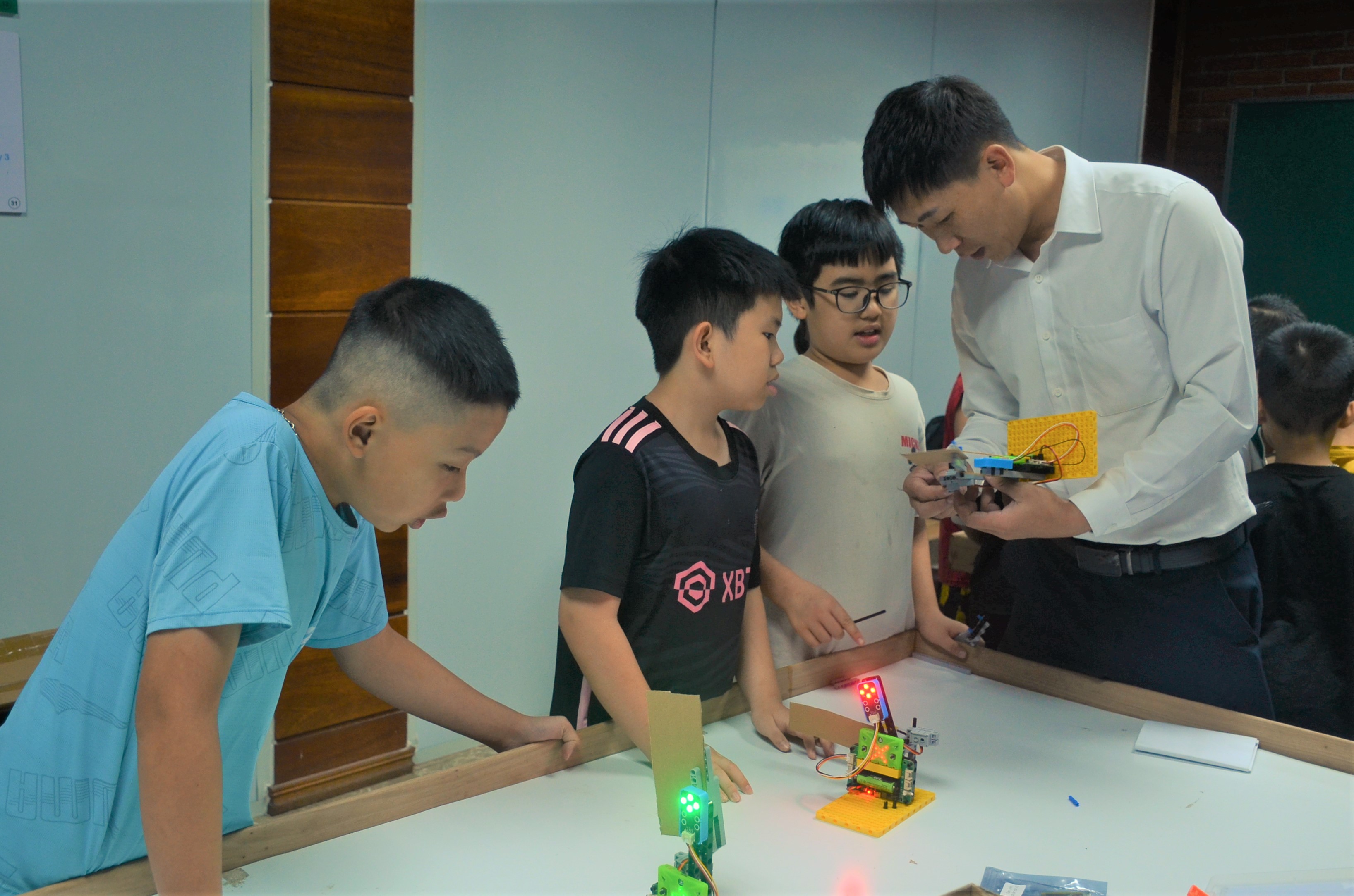 Cho trẻ tiếp cận sớm với robotics