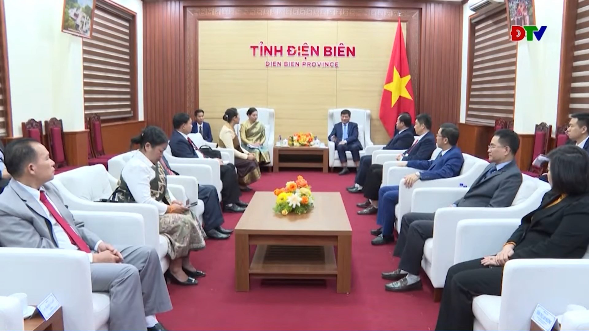 Đo&agrave;n đại biểu Ban Tuy&ecirc;n huấn 3 tỉnh Bắc L&agrave;o ch&agrave;o x&atilde; giao Thường trực Tỉnh ủy