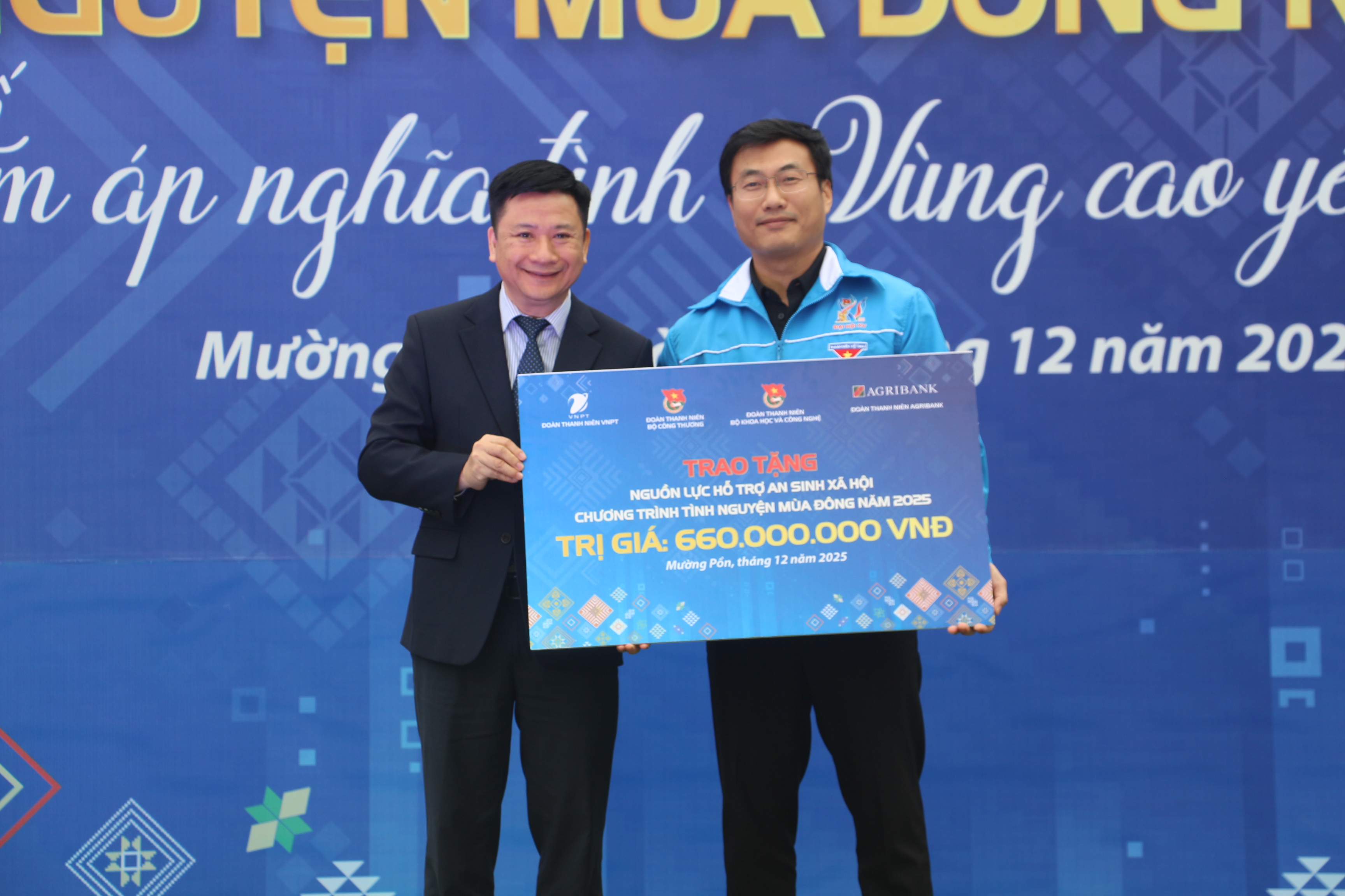  Tuổi trẻ tham gia t&igrave;nh nguyện m&ugrave;a đ&ocirc;ng tại x&atilde; Mường Pồn