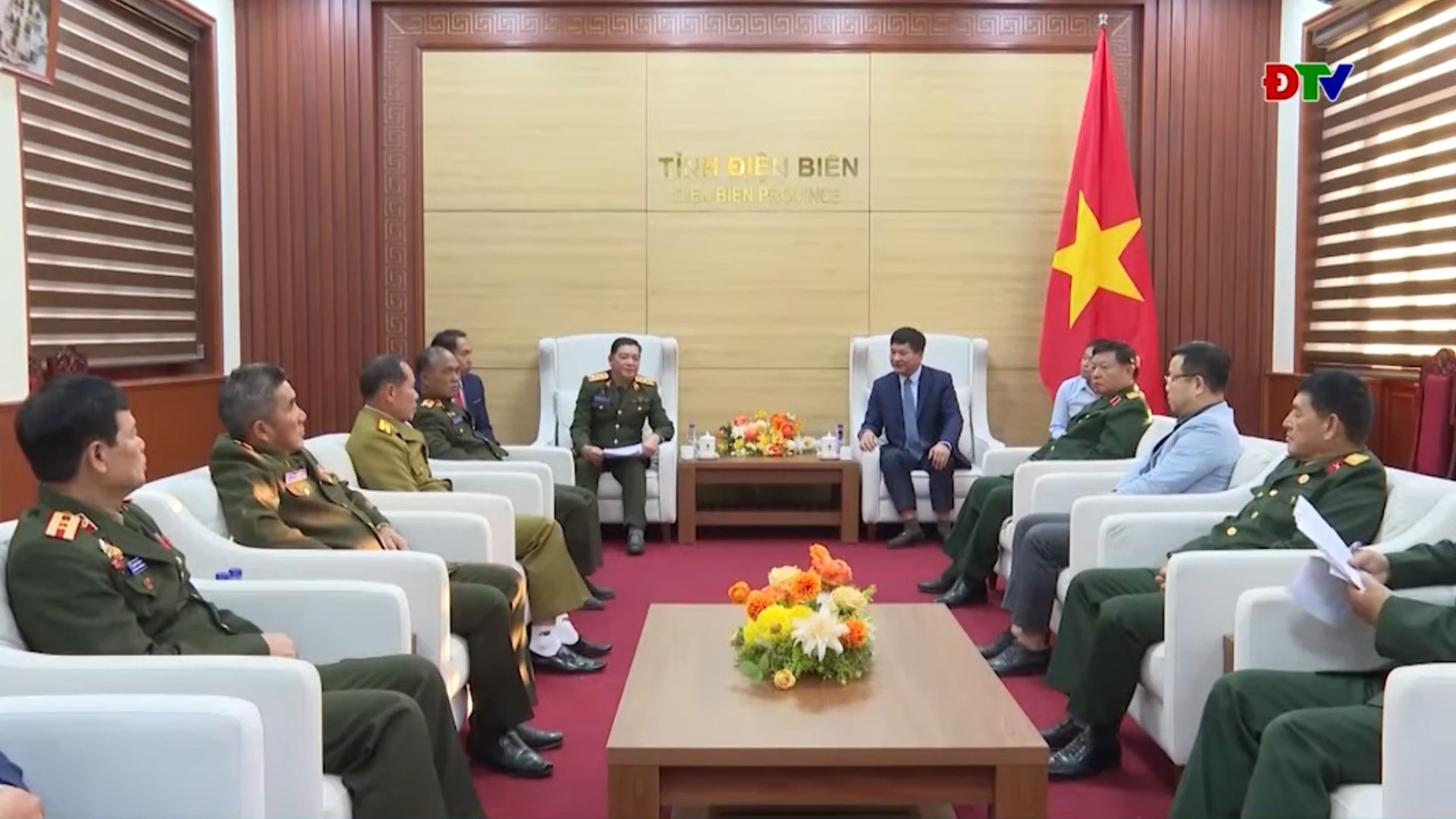 Ph&oacute; B&iacute; thư Thường trực Tỉnh ủy L&ecirc; Th&agrave;nh Đ&ocirc; tiếp x&atilde; giao đo&agrave;n Hội Cựu chiến binh 3 tỉnh Bắc L&agrave;o