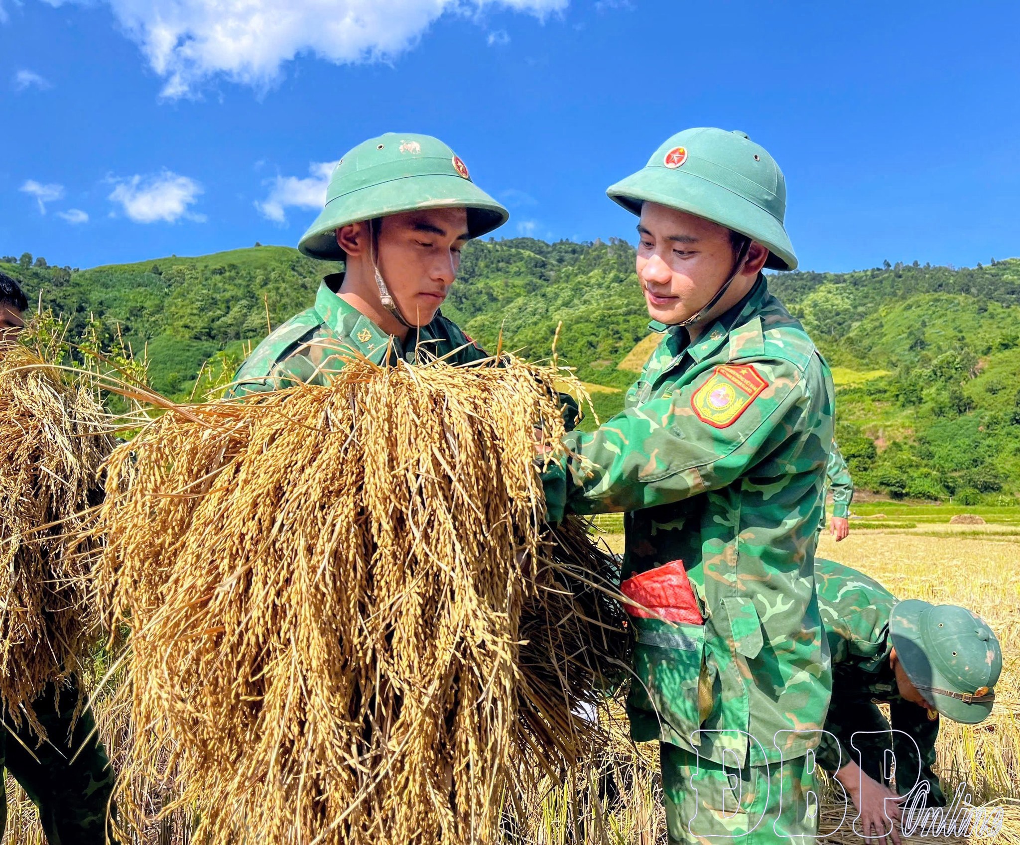 Nghĩa t&igrave;nh l&iacute;nh bi&ecirc;n cương