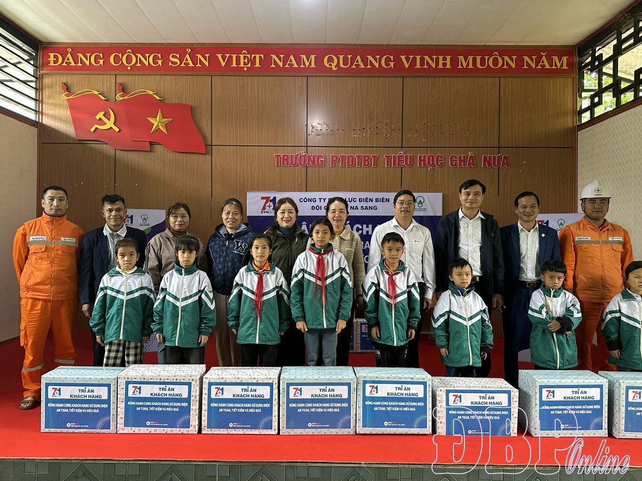 Tri &acirc;n kh&aacute;ch h&agrave;ng sử dụng điện tại x&atilde; Mường Ch&agrave; 