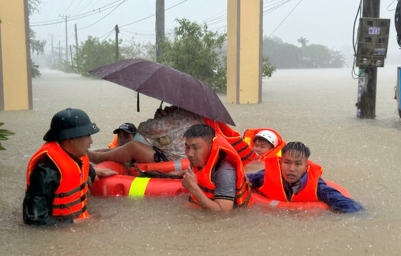 T&aacute;i diễn luận điệu xuy&ecirc;n tạc, b&ocirc;i nhọ lực lượng C&ocirc;ng an gi&uacute;p d&acirc;n trong lũ lụt