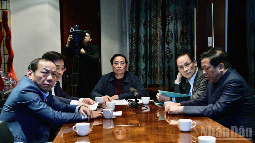 Thủ tướng Phạm Minh Ch&iacute;nh chủ tr&igrave; cuộc họp khẩn trực tuyến từ Nam Phi về ứng ph&oacute; mưa lũ, thi&ecirc;n tai