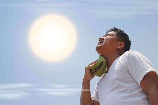 (Infographic) Xử tr&iacute; khi bị say nắng, say n&oacute;ng