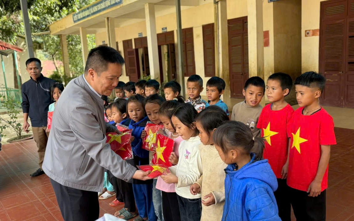 Trao 300 chăn ấm v&agrave; hơn 450 &aacute;o cờ đỏ sao v&agrave;ng cho Trường PTDTBT Tiểu học Mường Tỉnh